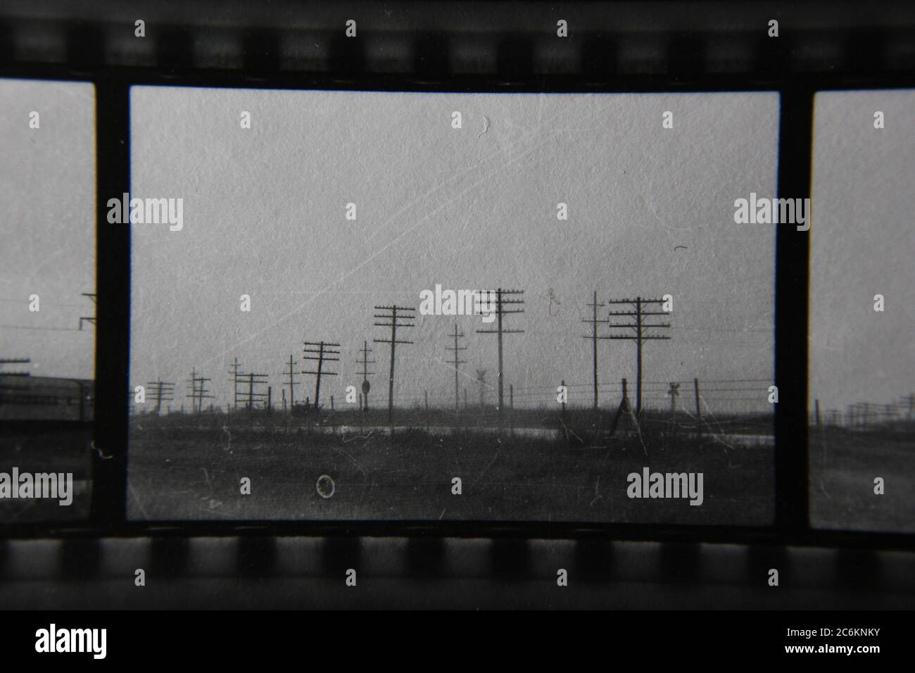 Feine 70er Jahre Vintage Kontaktdruck Schwarz-Weiß-Fotografie von Nutzmasten, die über das Land marschieren, Strommasten, Wassermasten, Telegrafenmasten. Stockfoto