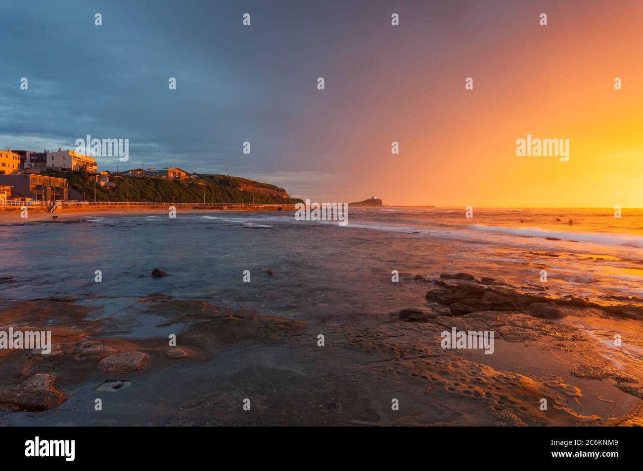 Sonnenaufgang über dem Nobbys Leuchtturm vom Cowrie Hole - Newcastle NSW Australien Stockfoto
