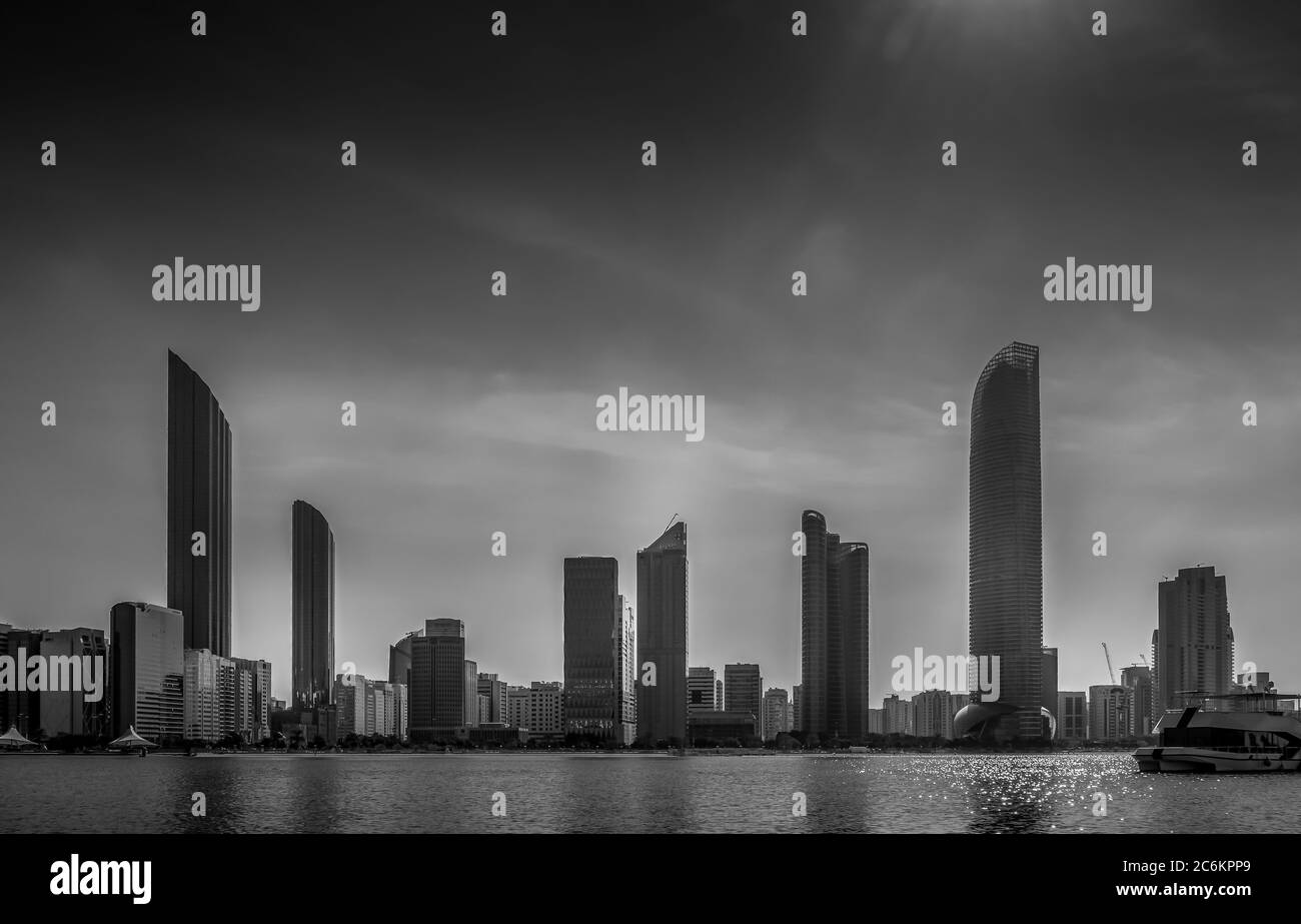 Abu Dhabi City Skyline entlang der Corniche Strand von einem Boot in VAE genommen Stockfoto