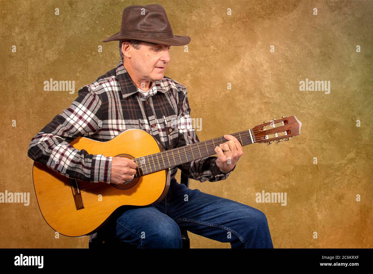 Alter Sänger mit seiner Gitarre Stockfoto