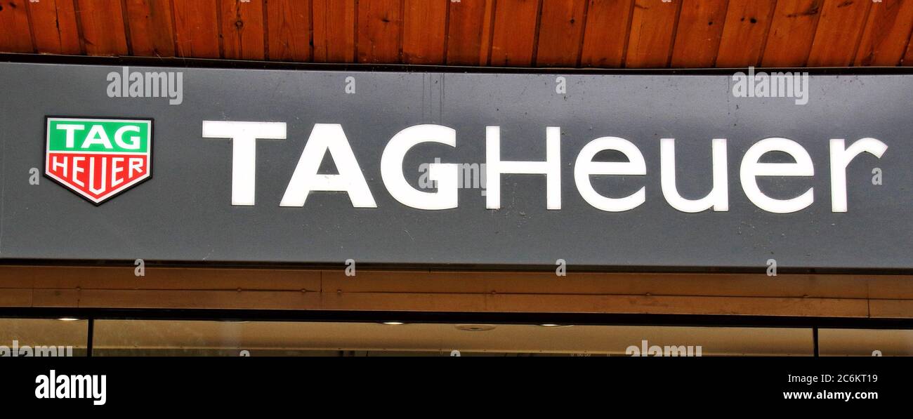 Rushden, Großbritannien. Juli 2020. Tag Heuer Logo an einem ihrer Zweige. Kredit: Keith Mayhew/SOPA Images/ZUMA Wire/Alamy Live Nachrichten Stockfoto