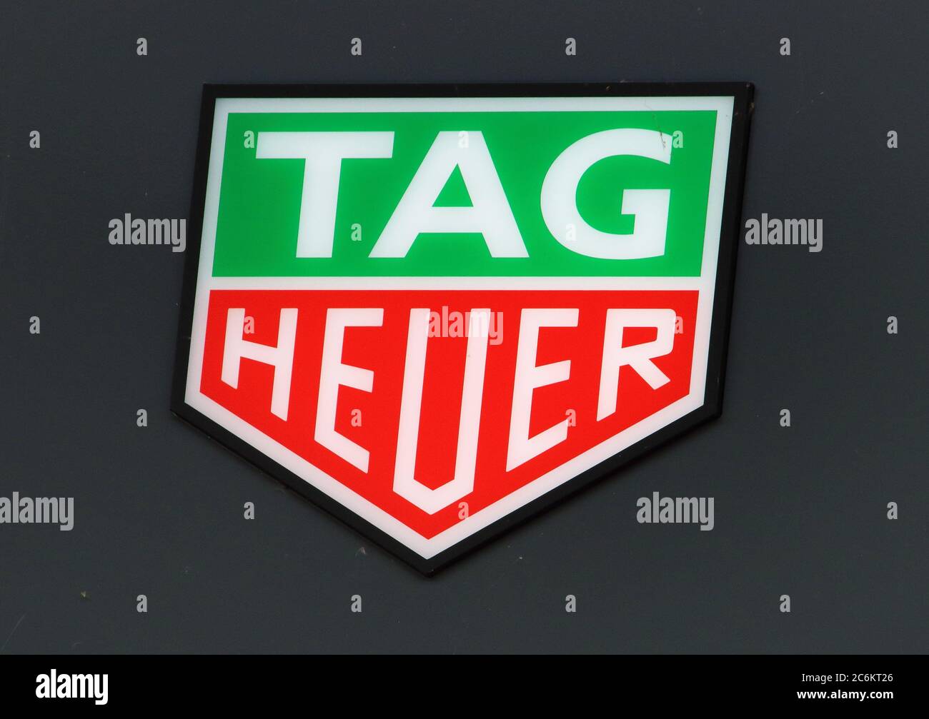Rushden, Großbritannien. Juli 2020. Tag Heuer Logo an einem ihrer Zweige. Kredit: Keith Mayhew/SOPA Images/ZUMA Wire/Alamy Live Nachrichten Stockfoto