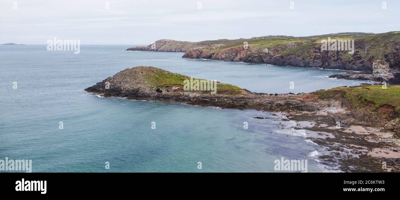 Luftaufnahme der Whitesands Bay und Küste bei St David's, Pembrokeshire, Wales Großbritannien. Carn Llidi in der Ferne Stockfoto
