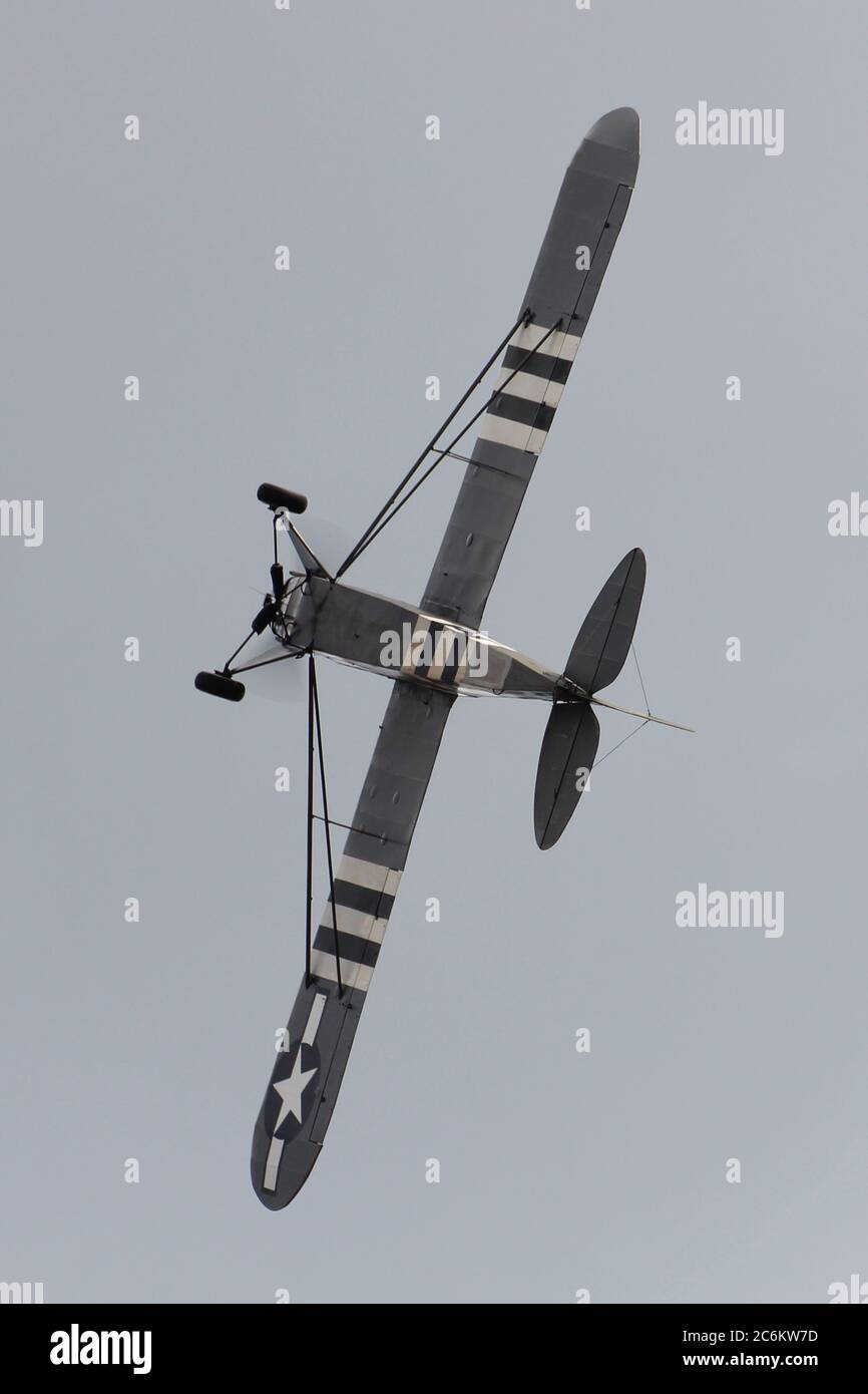 G-BWEZ, ein privat geführtes Piper J3C Cub in US Army Markierungen, die auf der East Fortune Airshow 2013 angezeigt werden. Stockfoto