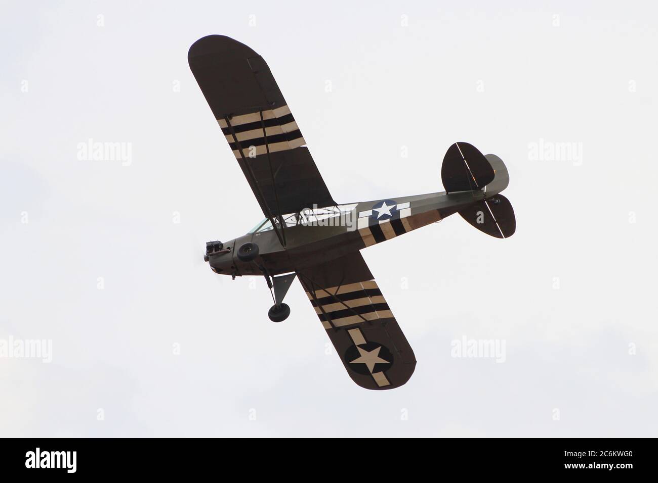 G-BWEZ, ein privat geführtes Piper J3C Cub in US Army Markierungen, die auf der East Fortune Airshow 2013 angezeigt werden. Stockfoto