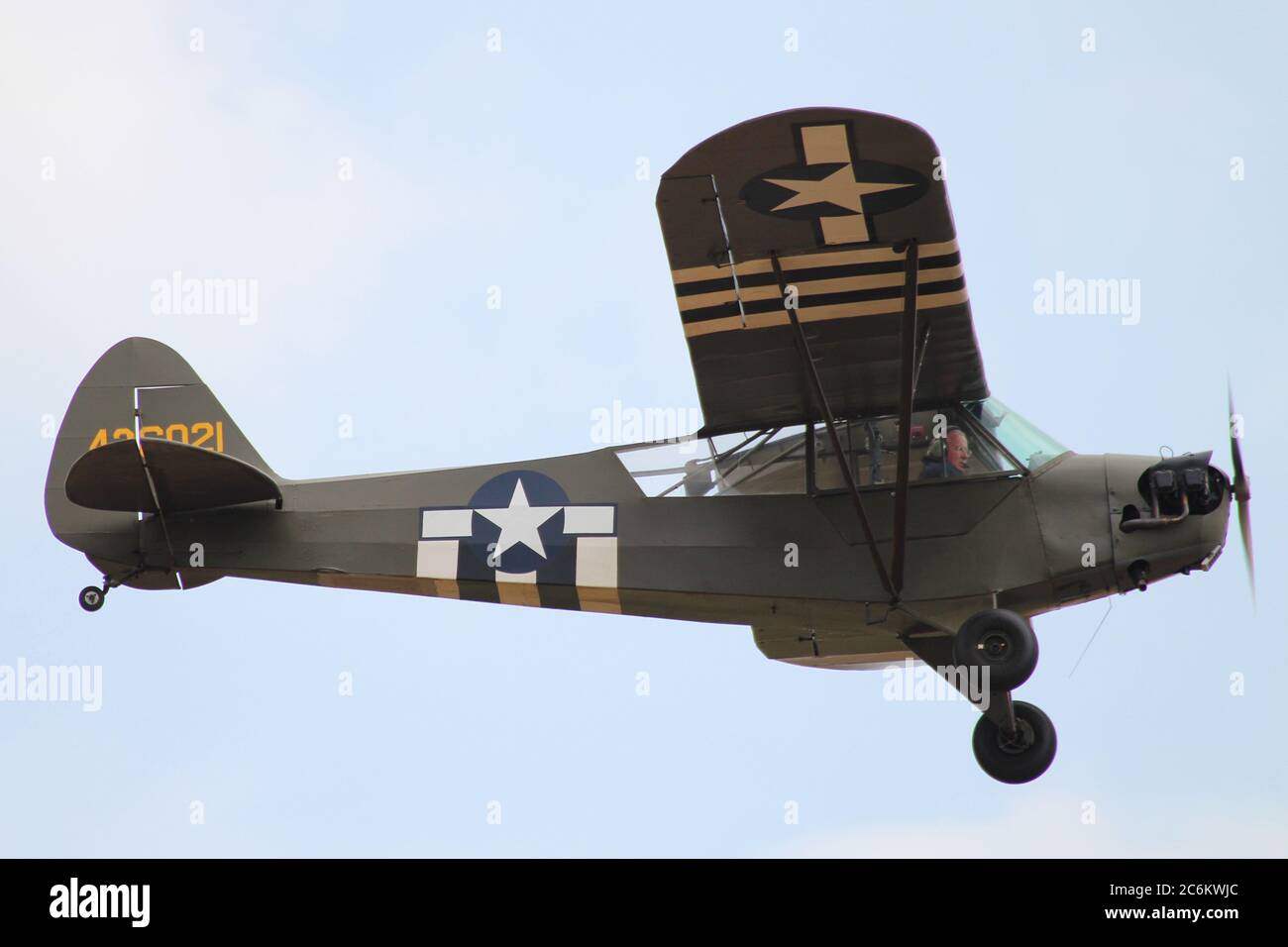 G-BWEZ, ein privat geführtes Piper J3C Cub in US Army Markierungen, die auf der East Fortune Airshow 2013 angezeigt werden. Stockfoto