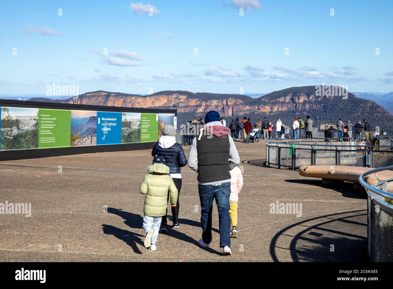 Blue Mountains Nationalpark und Touristen besuchen Echo Point, um die drei Schwestern an einem sonnigen Wintertag zu sehen, Katoomba, Australien Stockfoto