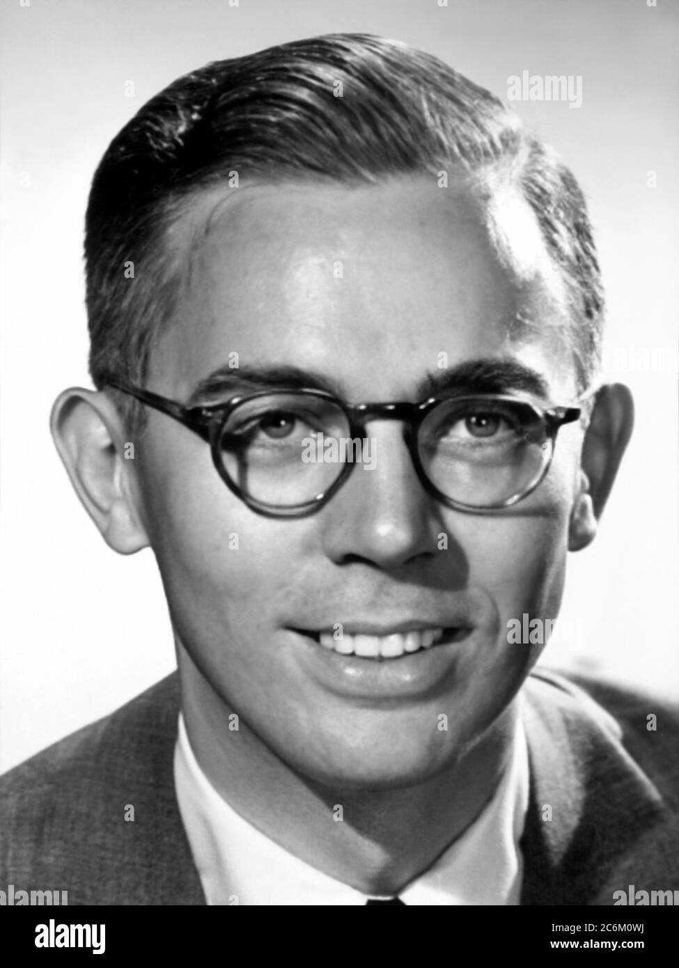 1950 c, USA : der amerikanische Dramatiker, Theaterproduzent und Drehbuchautor ROBERT ANDERSON ( 1917 - 2009 ). Er erhielt zwei Oscar Academy Award Nominierungen für das Beste Schreiben, Drehbuch auf Material aus einem anderen Medium, für die Drama-Filme "die Nonne's Story" (1959) und "I Never Sang for My Father" (1970). Am meisten gefeiert für das Stück "Tee und Sympathie" ( 1953 ). Das Stück feierte 1953 sein Broadway-Debüt und wurde 1956 in einen Metro-Goldwyn-Mayer-Film mit Deborah Kerr und John Kerr gedreht. Er hatte sieben Jahre vor seinem Tod an Alzheimer erkrankt. Stockfoto