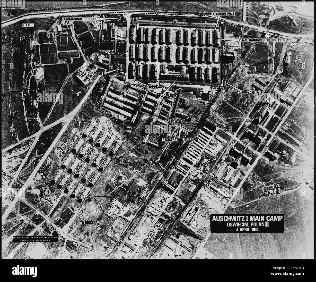 1944, 4. april, AUSCHWITZ, POLEN: Das Konzentrationslager Nazi-Deutschland. Ein Luftaufklärungsfoto des Konzentrationslagers Auschwitz mit dem Lager Auschwitz I. Foto von einem unbekannten militärischen Fotografen im Dienst der ALLIIERTEN Truppen. - Konzentrationslager Auschwitz - Zweiter Weltkrieg - FOTO AEREA - Shoà - OLOCAUSTO - EBREIT - Campi di concentramento di sterminio popolo ebraico - Ebreit - JÜDISCH - OLOCAUSTO - OLOCAUST - CRIMINALE DI GUERRA - kriminali Nazisti - KRIMINELLE - Zweiter Weltkrieg - ZWEITER Weltkrieg - SECONDA GUERRA MONDIALE - 2. Weltkrieg - foto storiche - foto storica - GERMANIA - Stockfoto