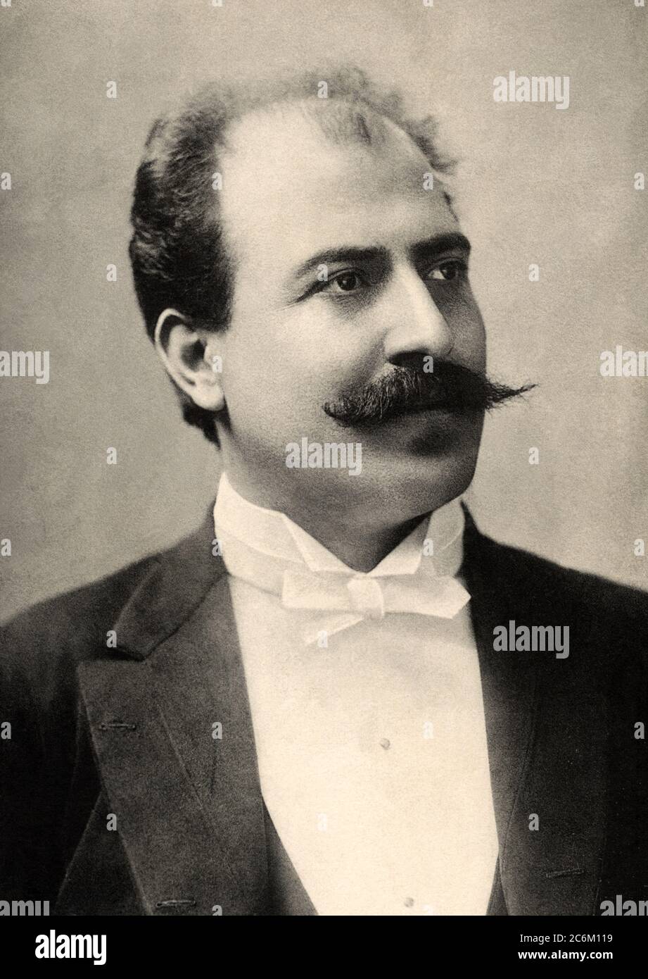 1907 , Roma , ITALIEN : der gefeierte italienische Opernbaritono-Sänger ALFREDO DE GIORGIO ( 1861 - 1926 ). De Giorgio war auch ein gefeierter Fotograf, vor allem für die 3D-Fotografie Dias Transparenz. - De' - Dè - OPERA LIRICA - Cantante lirico - classica - klassisch - Schnurrbart - Baffi - Cravatta - Krawattenbogen - papillon - Kragen - colletto - ITALIA - STORIA DELLA FOTOGRAFIA - GESCHICHTE DER FOTOGRAFIE - FOTOGRAFO --- Archivio GBB Stockfoto