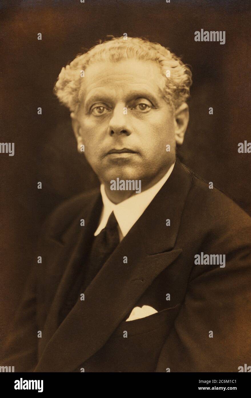 1928 ca., DEUTSCHLAND: Der deutsche Theaterregisseur MAX REINHARDT ( 1873 - 1943 ), Regisseur des Deutschen Theaters in Berlin, Erstaufführung von Bertoldt BRECHT und F. WEDEKIND in den 20er Jahren. - TEATRO - REGISTA TEATRALE - REINHART - Portrait - ritratto - avanguardia - avangarde - avantgardistisch - Krawatte - cravatta - pochette - fazzoletto nel taschino - capelli bianchi - weißes Haar ---- Archivio GBB Stockfoto