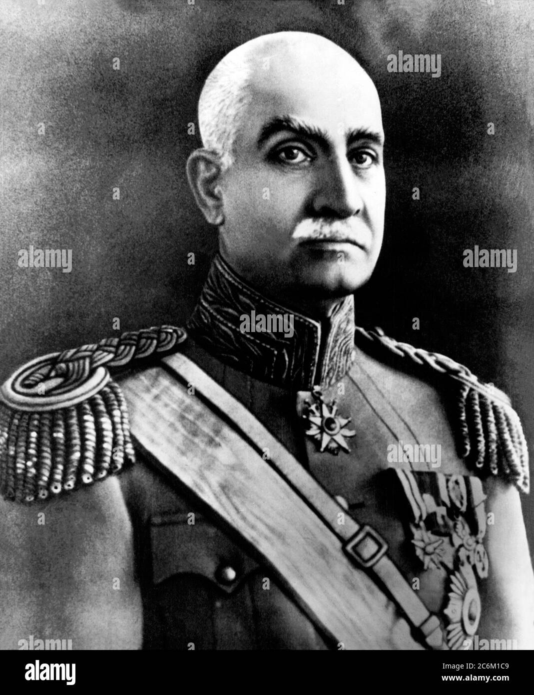 1940 c, PERSIEN : der persische Kaiser REZA Shah PAHLAVI ( 1878 - 1944 ). War der Schah des Iran vom 15. Dezember 1925 bis er durch die anglo-sowjetische Invasion des Iran am 16. September 1941 gezwungen wurde, abzudanken. Vater von Mohammad Reza Pahlavi Shah ( 1919 - 1980 ). - IRAN - IMPERATORE della PERSIA - ADEL - NOBILI - Nobiltà - FOTO STORICHE - GESCHICHTE - Uniform - uniforme divisa militare --- Archivio GBB Stockfoto