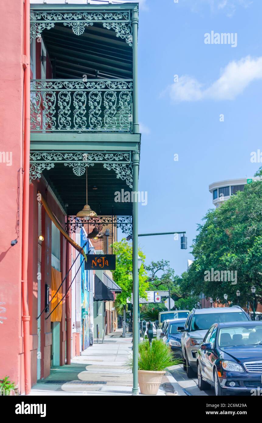 Der schmiedeeiserne Balkon des Noja Mediterranean Restaurants ist in der North Jackson Street, 3. Juli 2020, in Mobile, Alabama abgebildet. Stockfoto