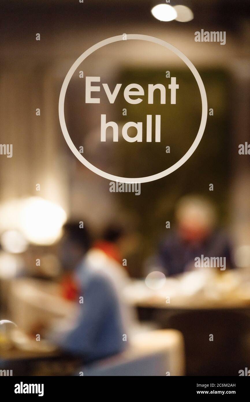 Glastür beschriftet Event Hall. Event Hall Inschrift Stockfoto