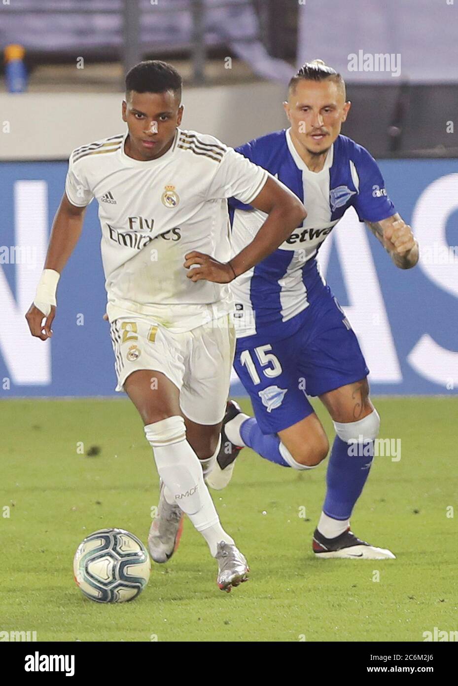 Madrid, Spanien. Juli 2020. Real Madrids Rodrygo Goes (L) spielt mit Alaves' Ljubomir Fejsa während eines Fußballspiels der spanischen Liga zwischen Real Madrid und Alaves in Madrid, Spanien, am 10. Juli 2020. Quelle: Edward F. Peters/Xinhua/Alamy Live News Stockfoto