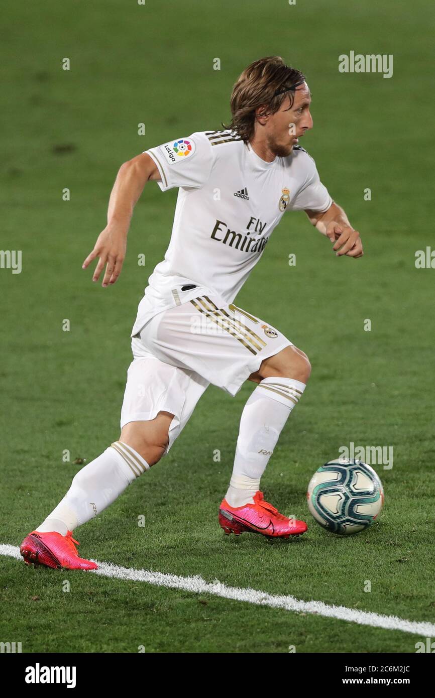 Madrid, Spanien. Juli 2020. Luka Modric von Real Madrid tritt bei einem Fußballspiel der spanischen Liga zwischen Real Madrid und Alaves in Madrid, Spanien, am 10. Juli 2020 an. Quelle: Edward F. Peters/Xinhua/Alamy Live News Stockfoto