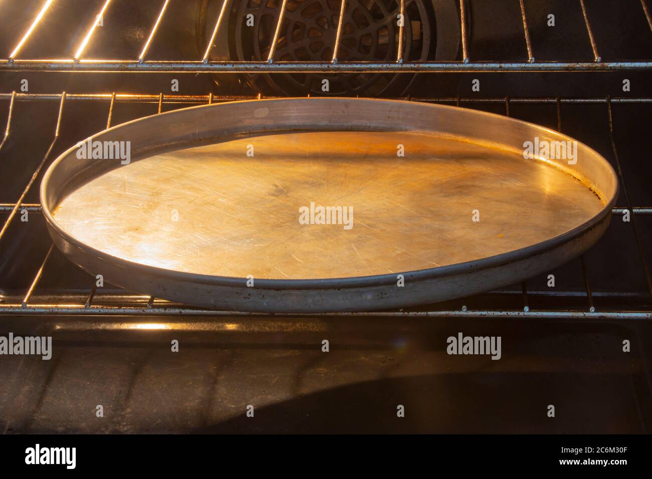 Eine Browne Deep Dish Pizzapfanne, gerade, Aluminium im Ofen Stockfoto