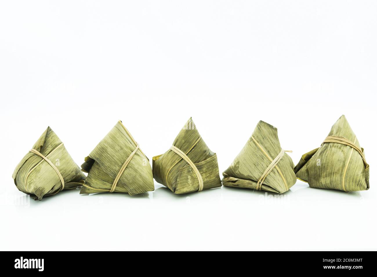 Nahaufnahme des Zongzi, es ist ein traditionelles chinesisches Reisgericht aus klejewem Reis, gefüllt mit verschiedenen Füllungen und in Schilfblätter gewickelt. Stockfoto