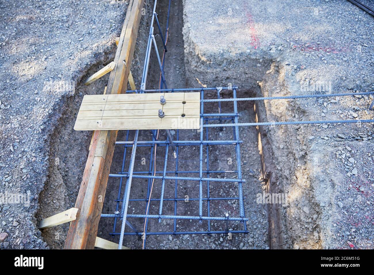 Ebene Baustelle Pad mit drei Fuß tiefen Bodengraben und Betonformen in Ort mit Kupfer-Erdkabel für elektrische Stockfoto