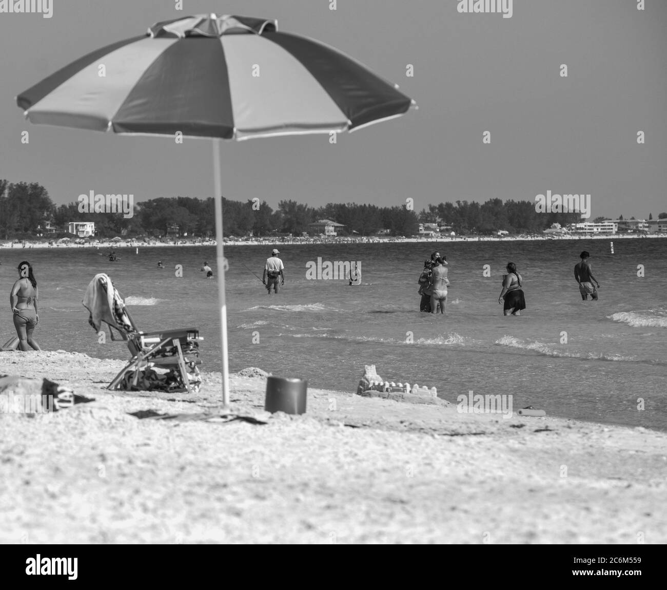 Ein Regenschirm am Strand des Golfs von Mexiko in Florida in schwarz und weiß Stockfoto
