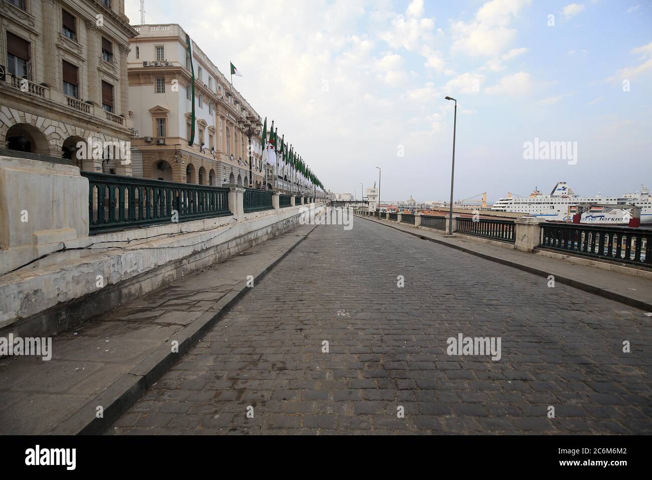 Algier. Juli 2020. Das Foto vom 10. Juli 2020 zeigt eine leere Straße in Algier, Algerien. Algerien hat neue Maßnahmen zur Eindämmung des Ausbruchs von COVID-19 ergriffen, der ab Freitag in Kraft treten würde. Quelle: Xinhua/Alamy Live News Stockfoto