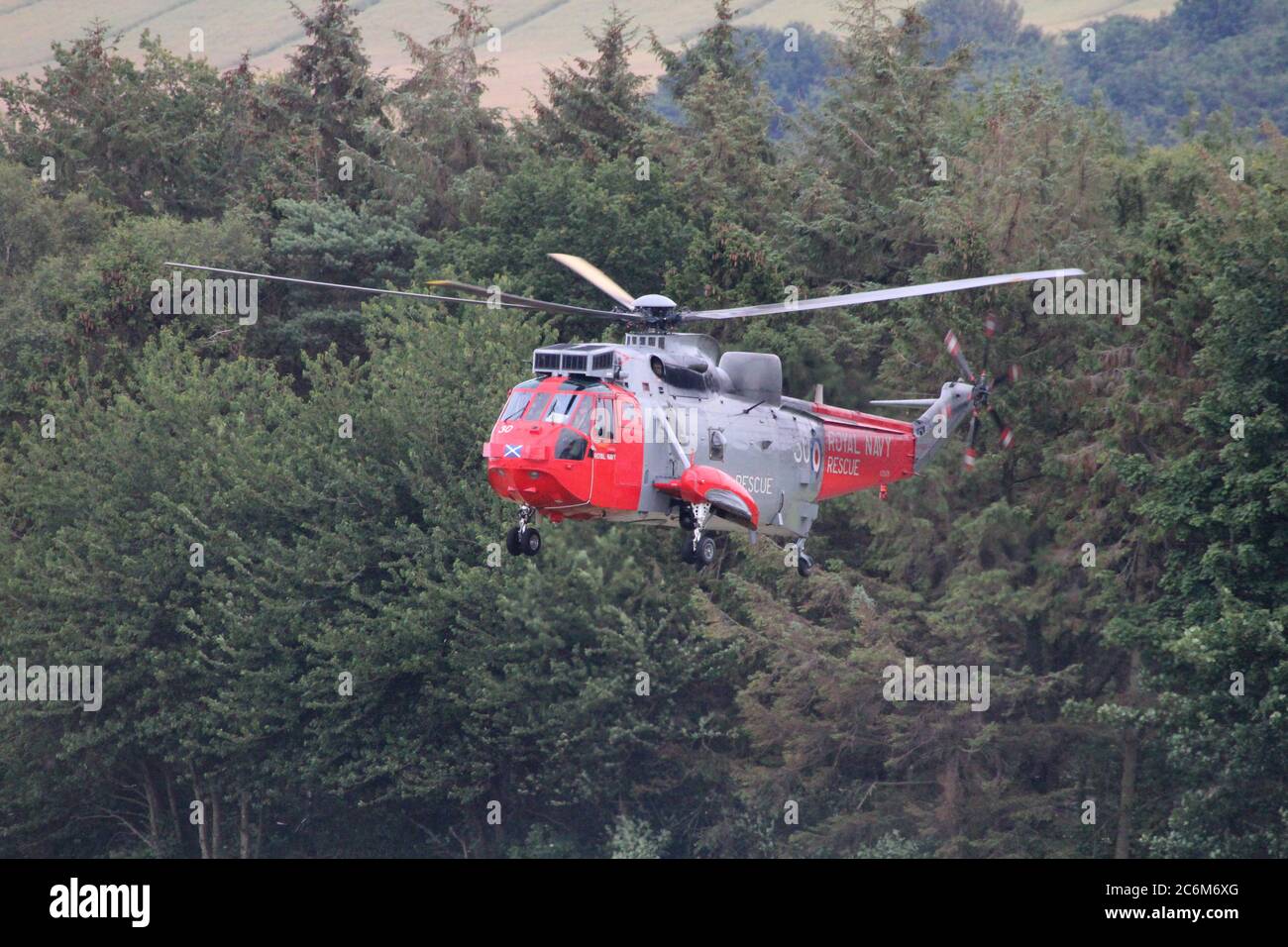 XZ578, ein Westland Sea King HU.5, der von der Royal Navy in der Such- und Rettungsrolle betrieben wird und 2015 von der East Fortune Airshow abreist. Stockfoto