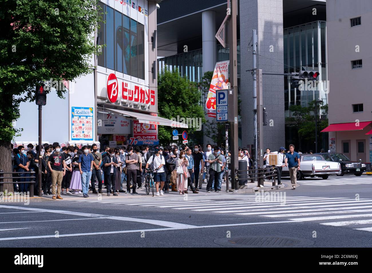 Akihabara, Japan - 20. Juni 2020: Die Menschen warten darauf, in Akihabara die Straße zu überqueren. Stockfoto