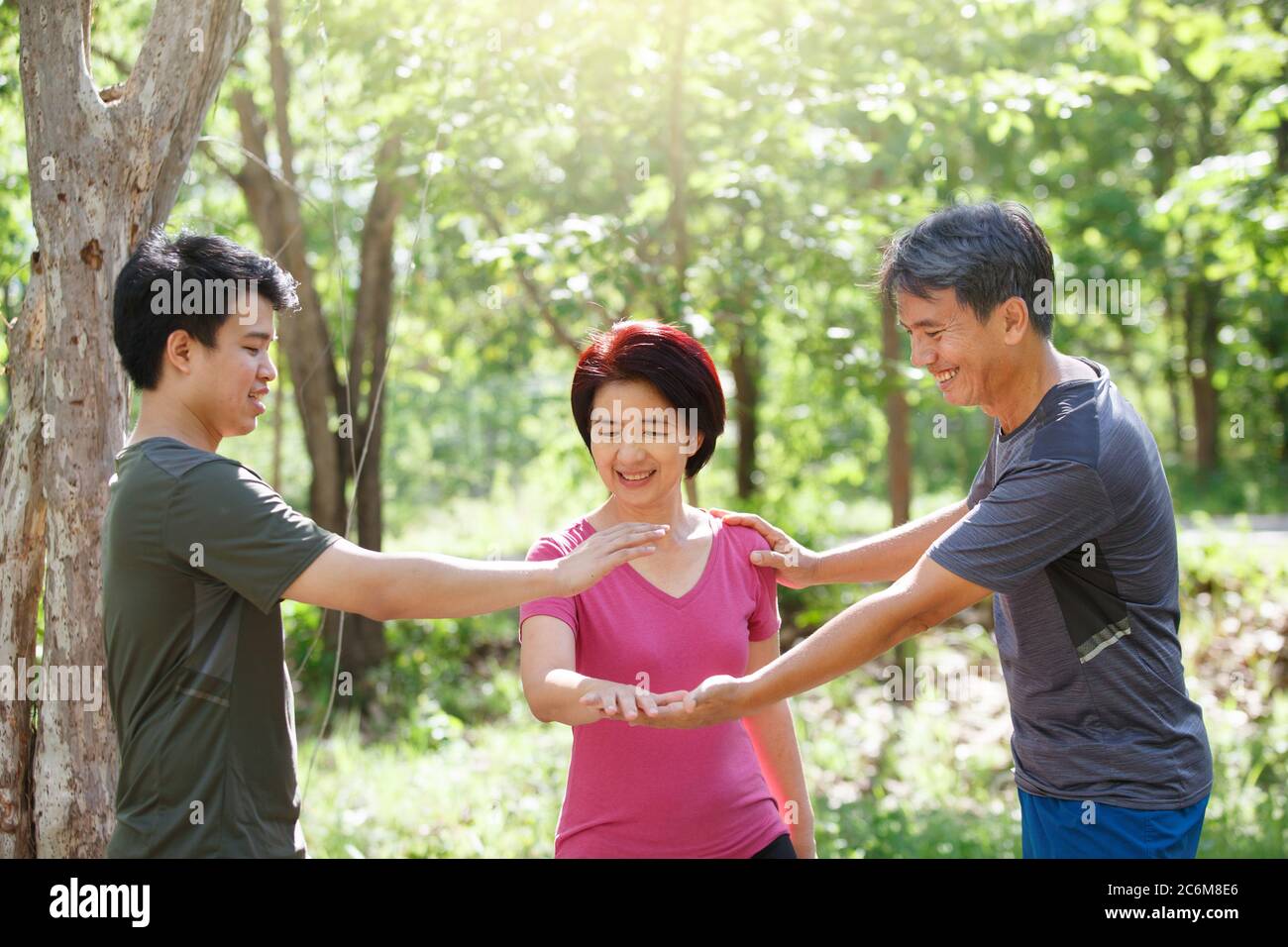 Vater Mutter und erwachsenen Sohn Übung im Park Stockfoto