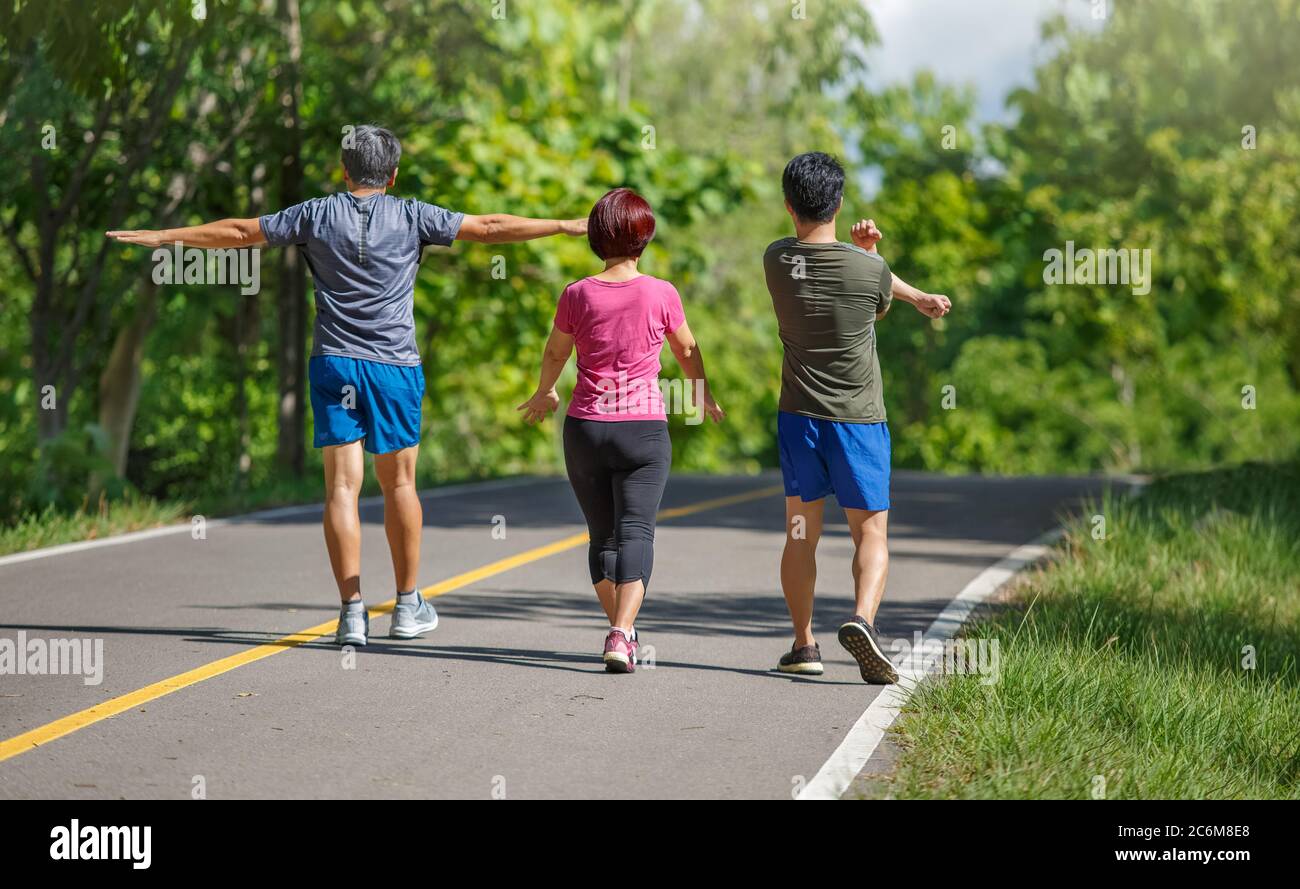 Vater Mutter und erwachsenen Sohn Übung im Park Stockfoto
