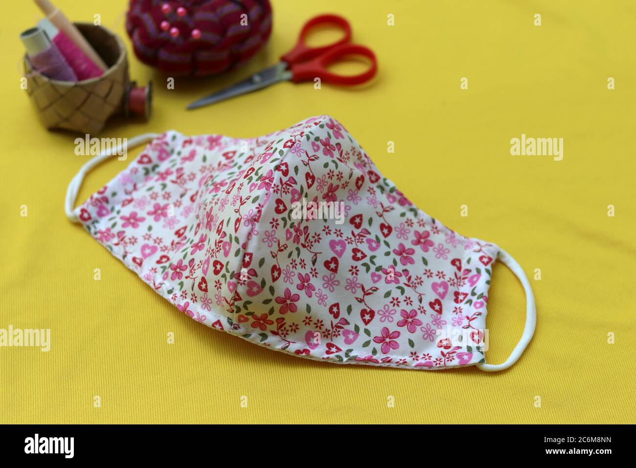 Nähtuch Gesichtsmaske zum Selbermachen, um die Ausbreitung des Covid-19 Virus (Coronavirus) zu verhindern. Beste DIY-Projekte & einfach kann es selbst zu Hause tun. Stockfoto