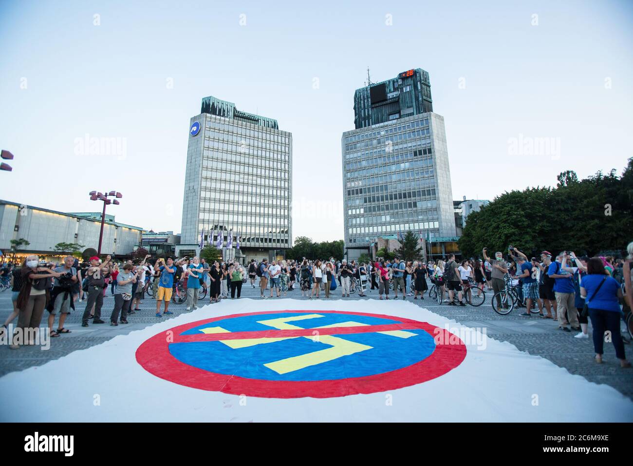 Ljubljana, Slowenien. Juli 2020. Während eines Anti-Regierungsprotesten wird auf dem Platz der Republik ein großes antifaschistisches Zeichen gezeigt.am elften Freitag in Folge protestierten Tausende von Menschen in Ljubljana gegen die Regierung von Ministerpräsident Janez Jansa, unter Vorwürfen der Korruption seiner Regierung, und beschuldigten die Regierung des Rückbaus der Demokratie und der Hinwendung zum Faschismus. Kredit: SOPA Images Limited/Alamy Live Nachrichten Stockfoto