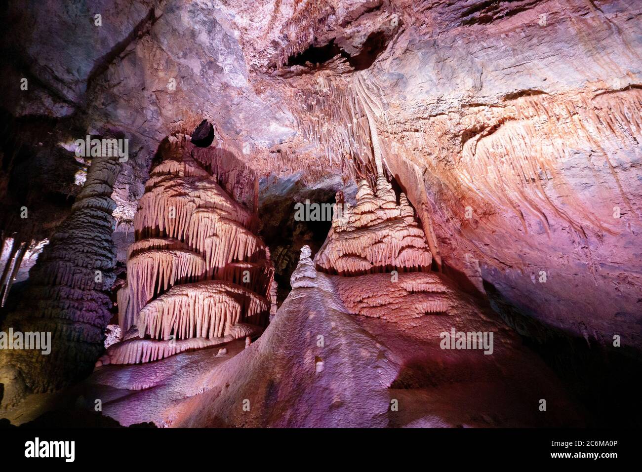 Kalksteinformationen bei Lewis and Clark Caverns in Montana, USA. Dieser Kalkstein wurde von Schichten von kalziumreichen Organismen, die in einem Meer, dass starb gebildet Stockfoto