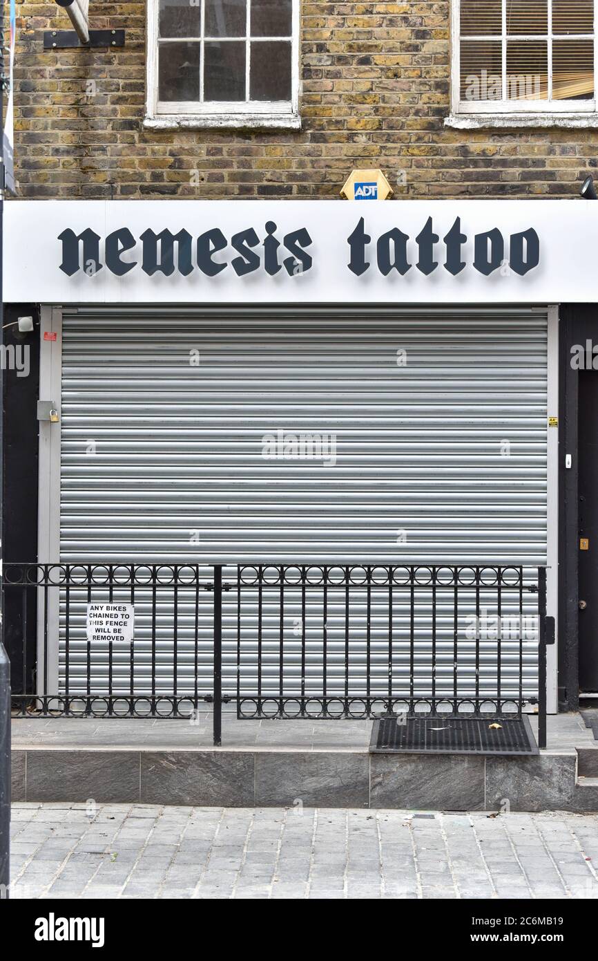 London, Großbritannien. Juli 2020. Nemesis Tattoo Studio in Camden, London. Kredit: SOPA Images Limited/Alamy Live Nachrichten Stockfoto