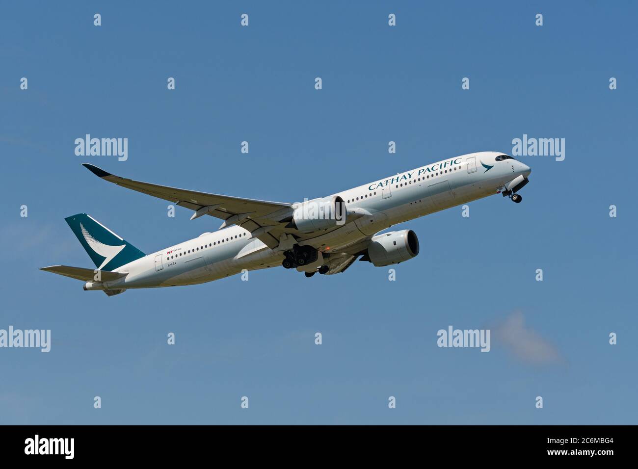 Richmond, British Columbia, Kanada. Juli 2020. Ein Cathay Pacific Airways Airbus A350-900 (B-LRA) Großraumjet hebt vom internationalen Flughafen Vancouver auf einem Flug von Vancouver nach Hongkong ab, 10. Juli 2020. Kredit: Bayne Stanley/ZUMA Wire/Alamy Live Nachrichten Stockfoto