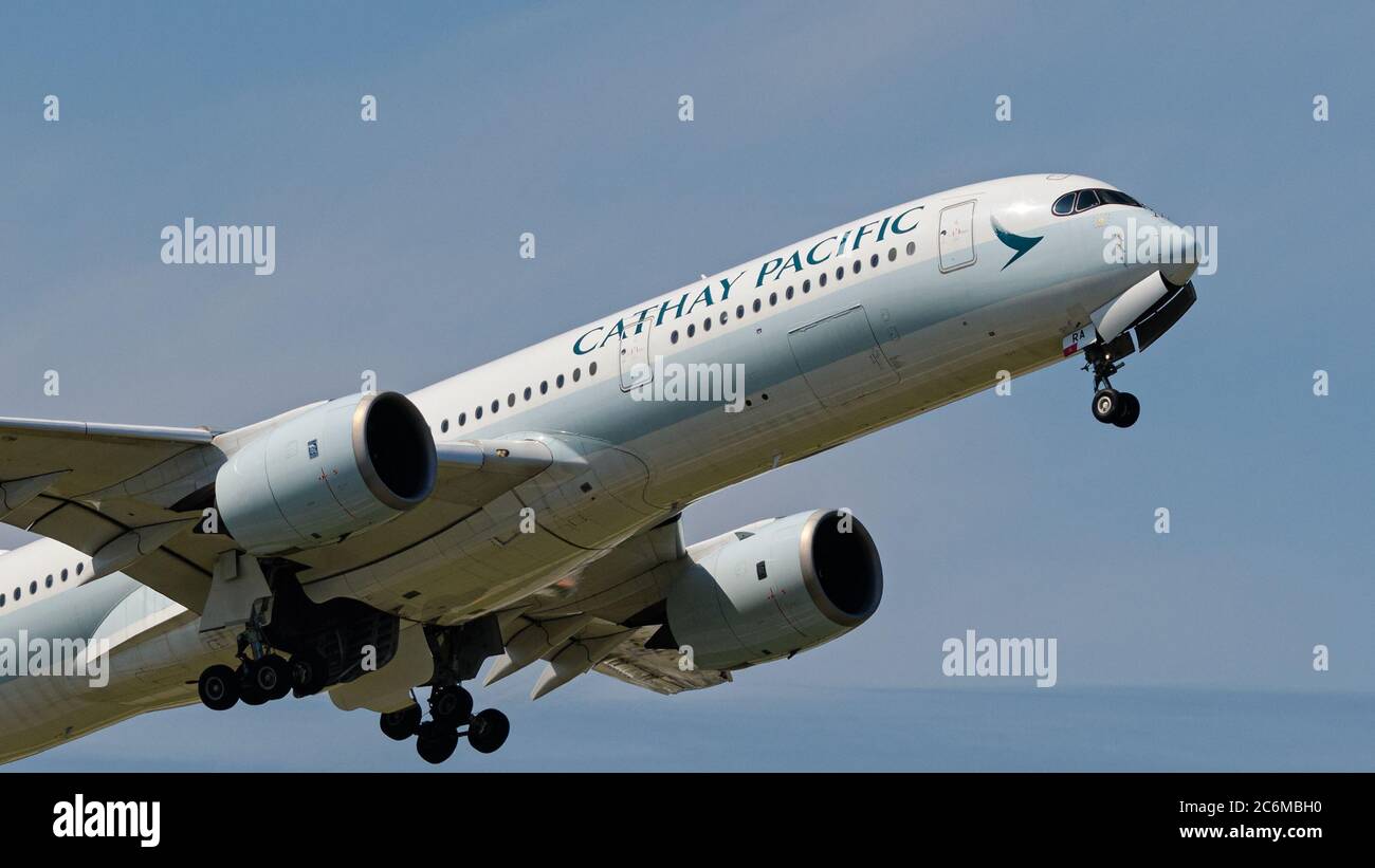 Richmond, British Columbia, Kanada. Juli 2020. Ein Cathay Pacific Airways Airbus A350-900 (B-LRA) Großraumjet hebt vom internationalen Flughafen Vancouver auf einem Flug von Vancouver nach Hongkong ab, 10. Juli 2020. Kredit: Bayne Stanley/ZUMA Wire/Alamy Live Nachrichten Stockfoto