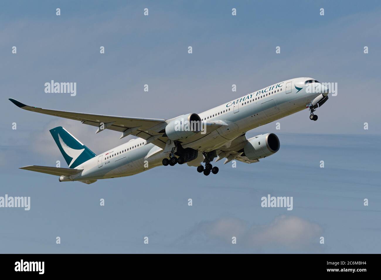 Richmond, British Columbia, Kanada. Juli 2020. Ein Cathay Pacific Airways Airbus A350-900 (B-LRA) Großraumjet hebt vom internationalen Flughafen Vancouver auf einem Flug von Vancouver nach Hongkong ab, 10. Juli 2020. Kredit: Bayne Stanley/ZUMA Wire/Alamy Live Nachrichten Stockfoto
