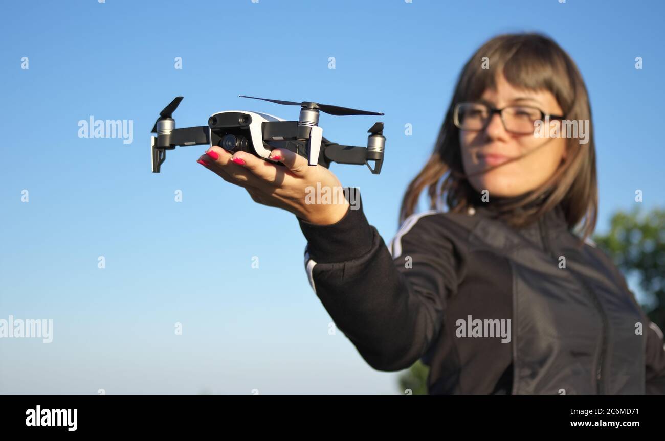 Drohne landet auf einer Handfläche einer Frau. Element des Designs. Stockfoto