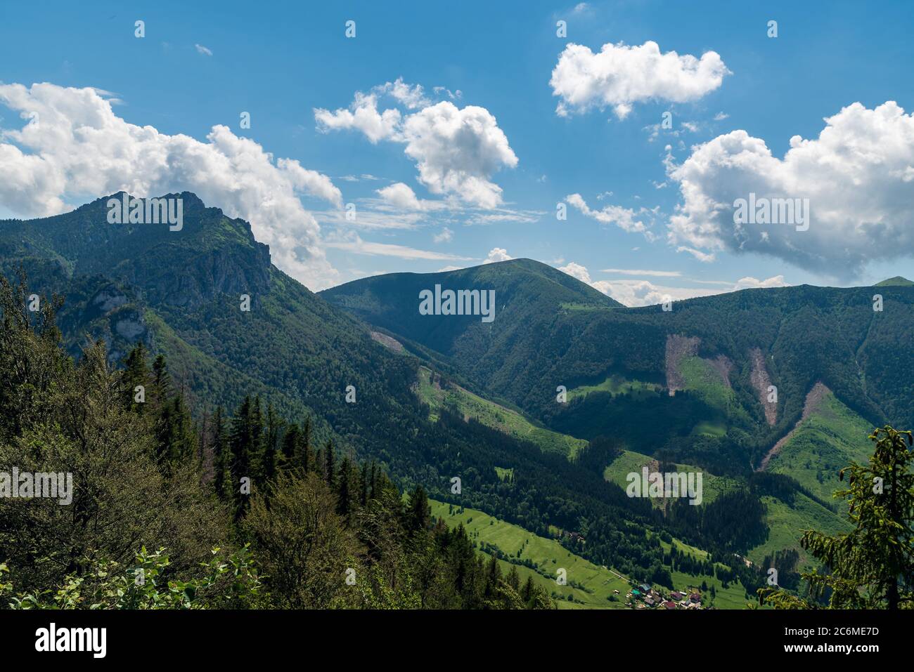 Velky Rozsutec, Stoh, Poludnovy grun Hügel und Stefanova Dorf unten von Boboty Hügel in Mala Fatra Berge in der Slowakei Stockfoto