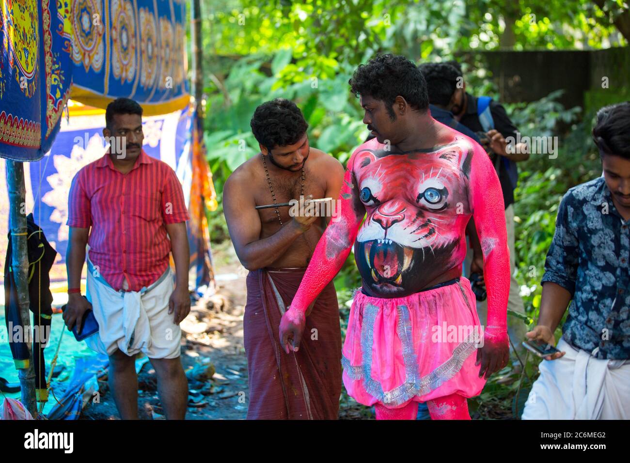Pulikkali, Pilikali oder Tiger Tanz Performer aus den Straßen von thrissur, kerala, indien während onam Feier Stockfoto