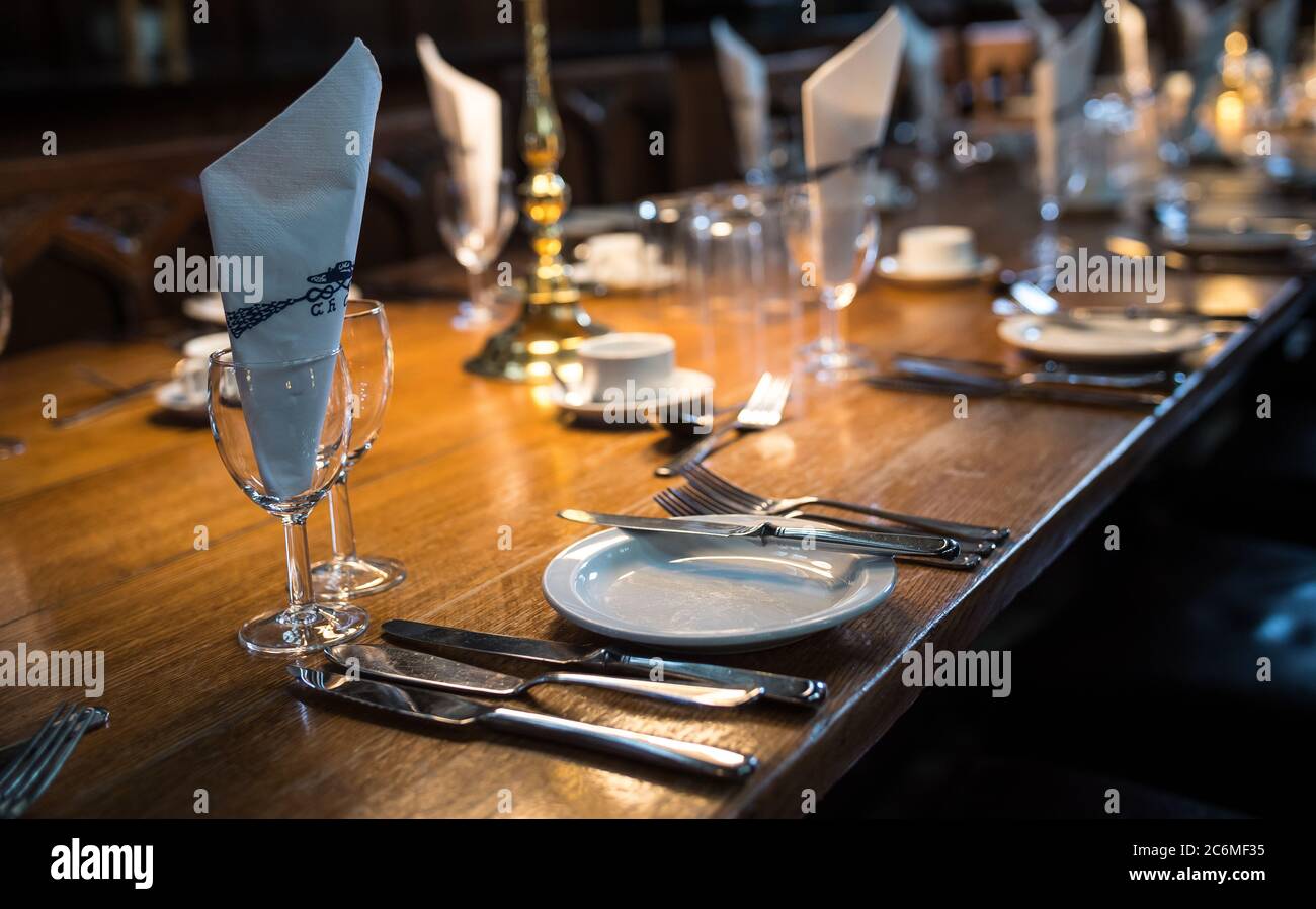 Der Speisesaal des Oxford University Christ Church College ist mit Holztisch zum Abendessen eingerichtet. Ort, der für Harry Potters Inspiration für die große Halle berühmt ist. Stockfoto