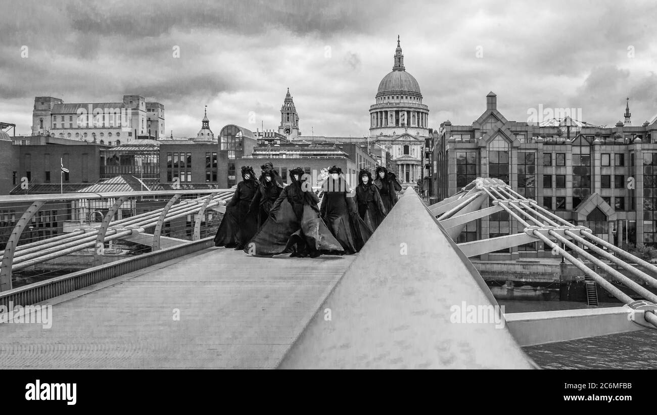 Extinction Rebellion Protest auf der Millennium Bridge, um die Rettung der großen Konzerne hervorzuheben. Stockfoto