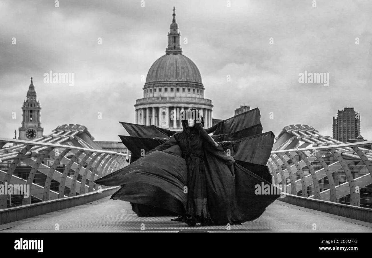 Extinction Rebellion Protest auf der Millennium Bridge, um die Rettung der großen Konzerne hervorzuheben. Stockfoto