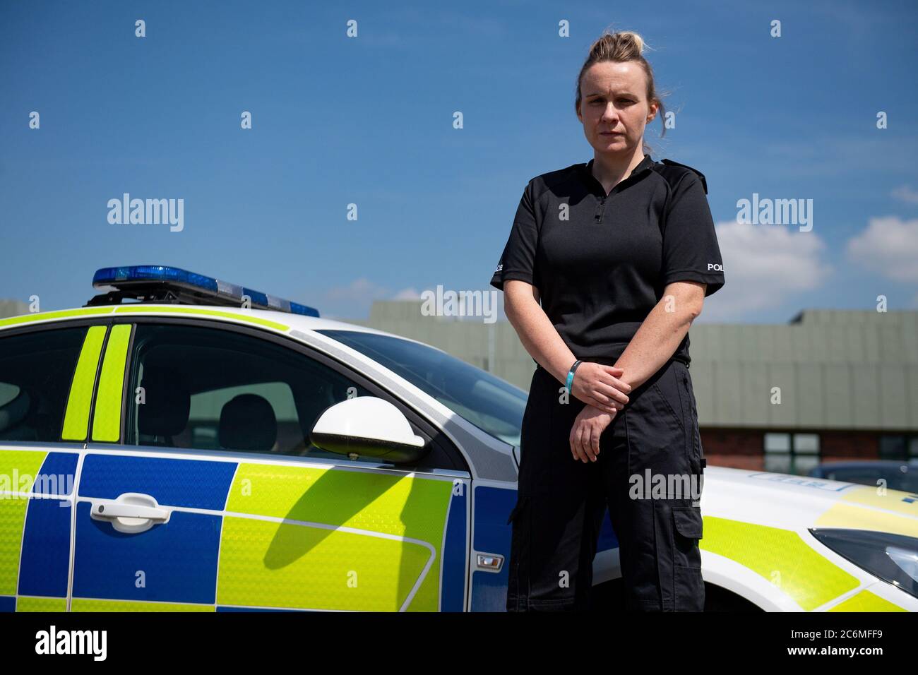 Neuer Polizeirekrut Verity Steele vor Staffordshire Police HQ. Verity wurde im Rahmen des Rekrutierungsprogramms 20,000 vom Home Office registriert und geschult. Mehr als 70,000 Personen bewarb sich in den ersten sechs Monaten nach der Rekrutierungsanstellung der Regierung um Polizeibeamte. Stockfoto