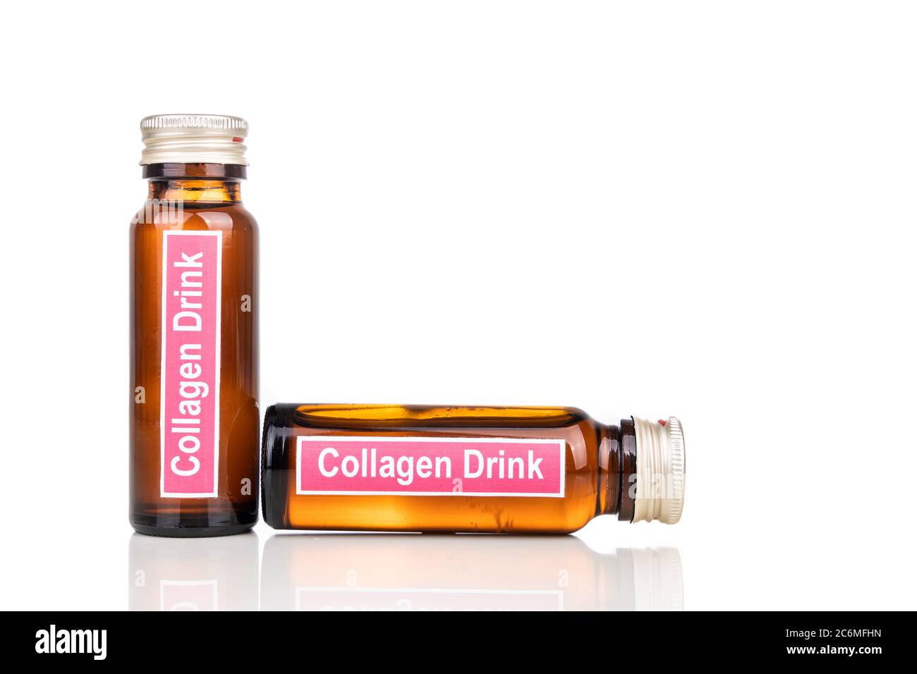 Collagen Getränke in der Flasche als Ergänzung für Schönheit, Anti-Aging und Wellness in weißem Hintergrund Stockfoto