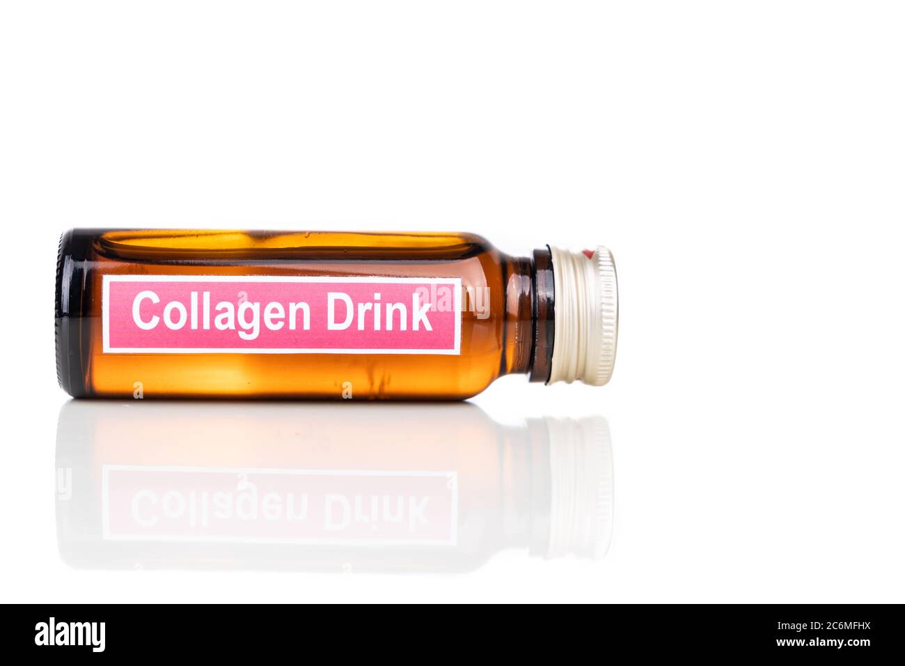 Collagen Getränke in der Flasche als Ergänzung für Schönheit, Anti-Aging und Wellness in weißem Hintergrund Stockfoto