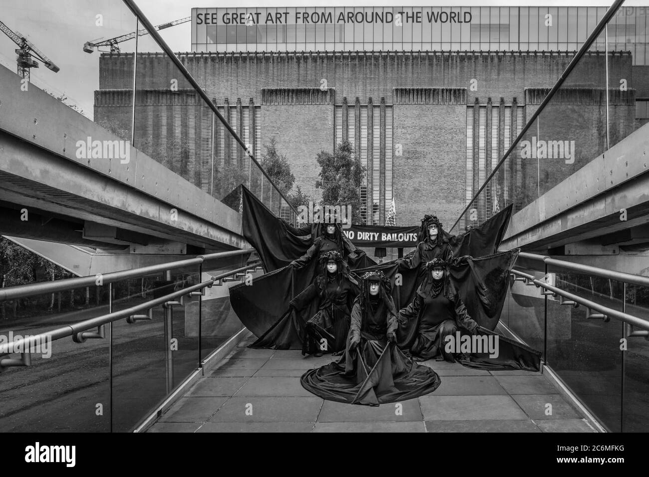 Extinction Rebellion Protest auf der Millennium Bridge und vor der Tate Modern, um die Rettung der großen Konzerne hervorzuheben. Stockfoto