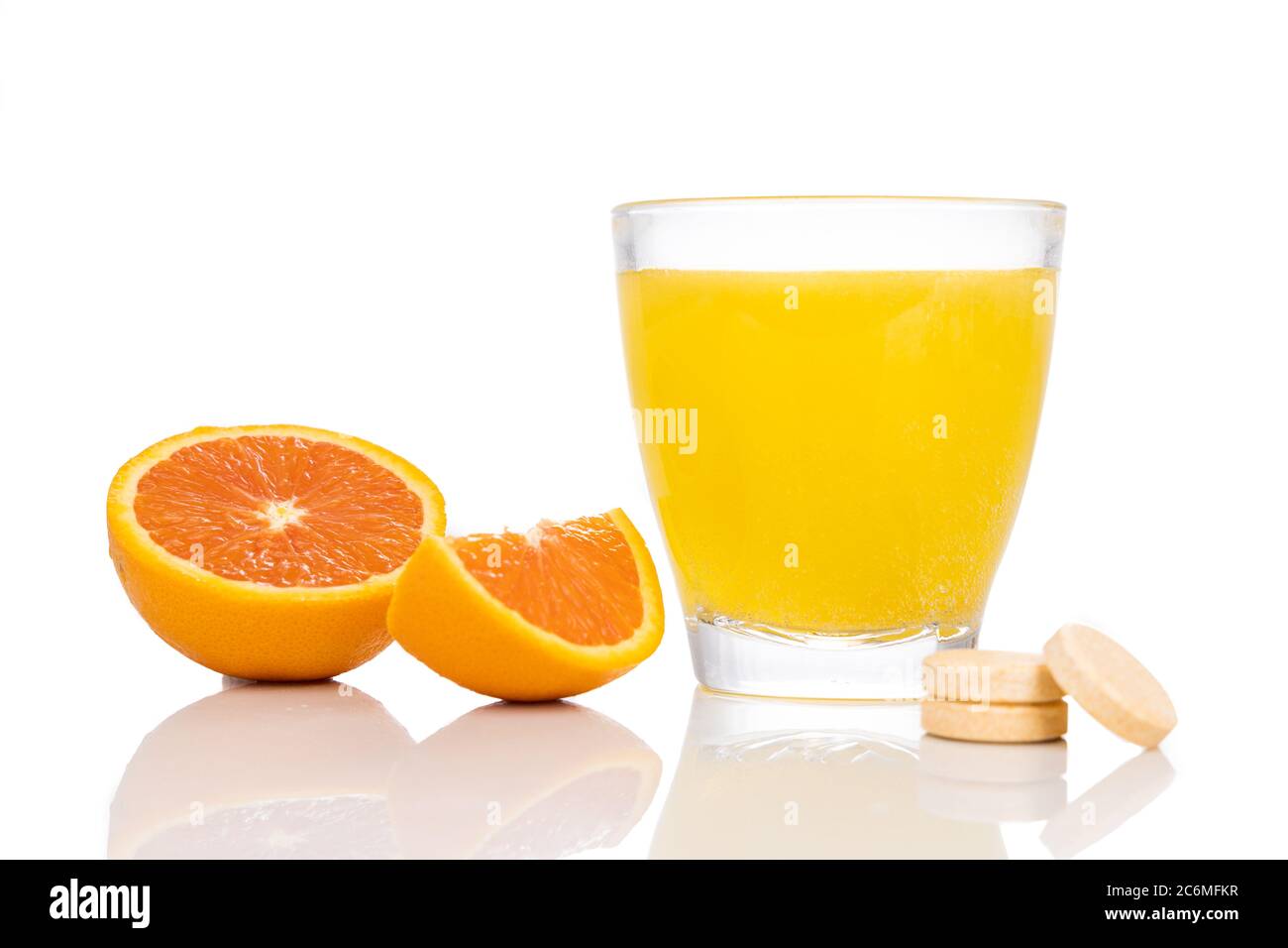 Serie von Orange aromatisierten Vitamin C Brausetablette fallen gelassen und lösen sich in Glas Wasser auf weißem Hintergrund Stockfoto
