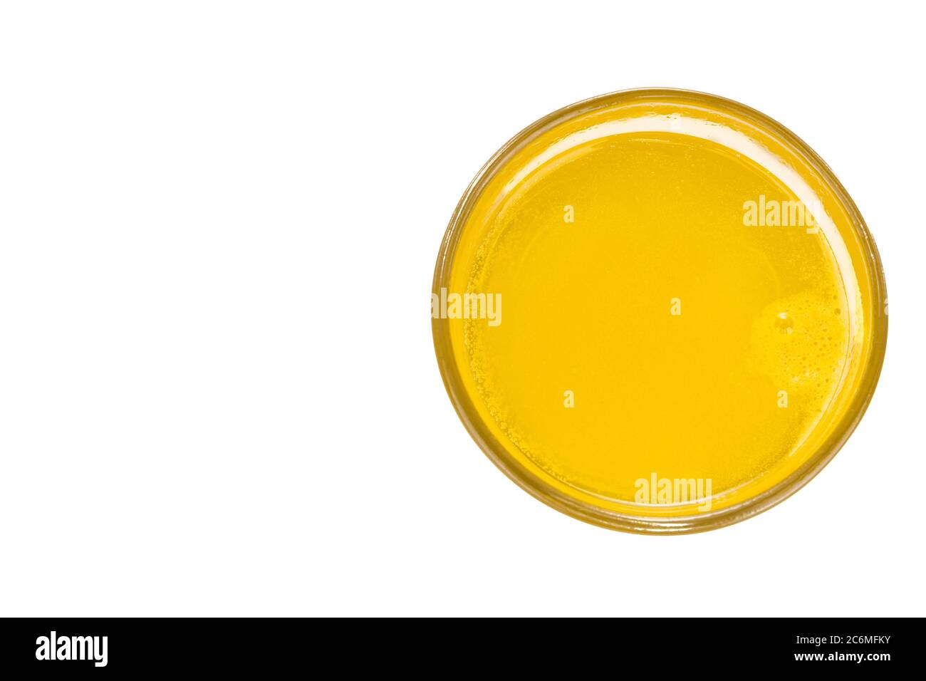 Ansicht von oben auf Glas vorbereitet orange aromatisierten Vitamin C Brauseeffekt auf weißem Hintergrund Stockfoto