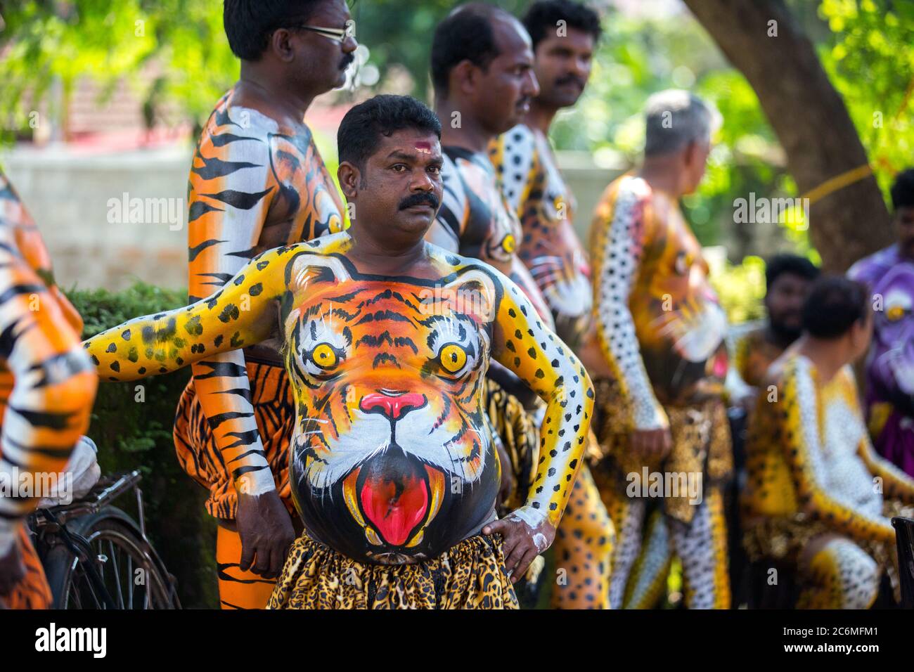 Pulikkali oder Tiger tanzen Darsteller aus den Straßen von Thrissur, Kerala, Indien während Onam Feier Stockfoto