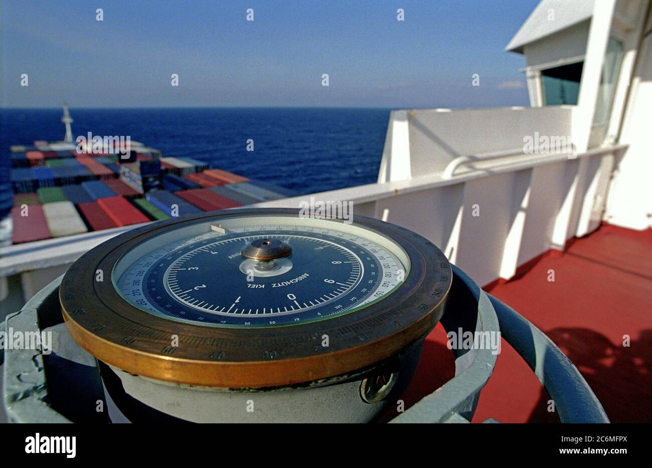 sulu Sea 22.30 s 040.45 w, internationale Gewässer - 01. märz 2006: Blick auf den Kreiselrepeater-Kompass am Backbord-Brückenflügel und Deck verstaut Stockfoto